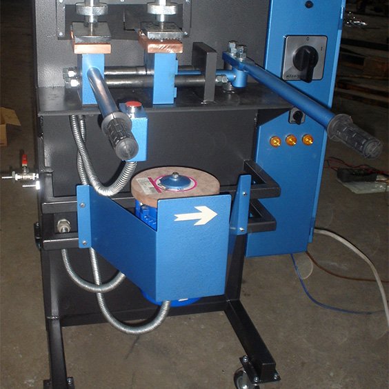 Maszyna przeznaczona do zgrzewania doczołowego drutu przy  maszynie przeciągającej, po zakończeniu prostowania pierwszego zwoju drutu i rozpoczynania przeciągania z kolejnego oraz do zgrzewania prętów z większą średnicą.